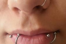snake piercing-çene piercing-dudak piercing