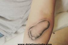 bebek ayak izi dövmesi-parmak izi tattoo