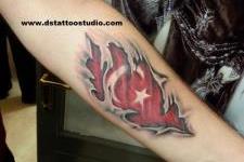 yırtık deri dövme-türk bayrağı dövme