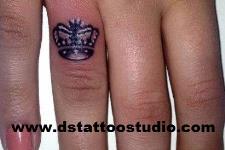 bayan için parmak dövmesi,kraliçe tacı dövmesi ,tattoo,ankara tattoo,ankara dövme